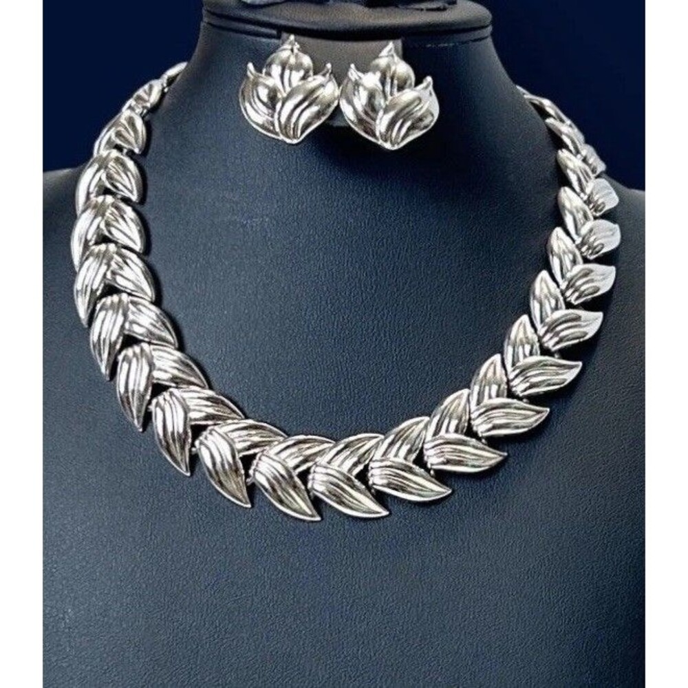 Vintage Trifari Necklace Earring Set Polished Silver Tone Leaf Panel Flame